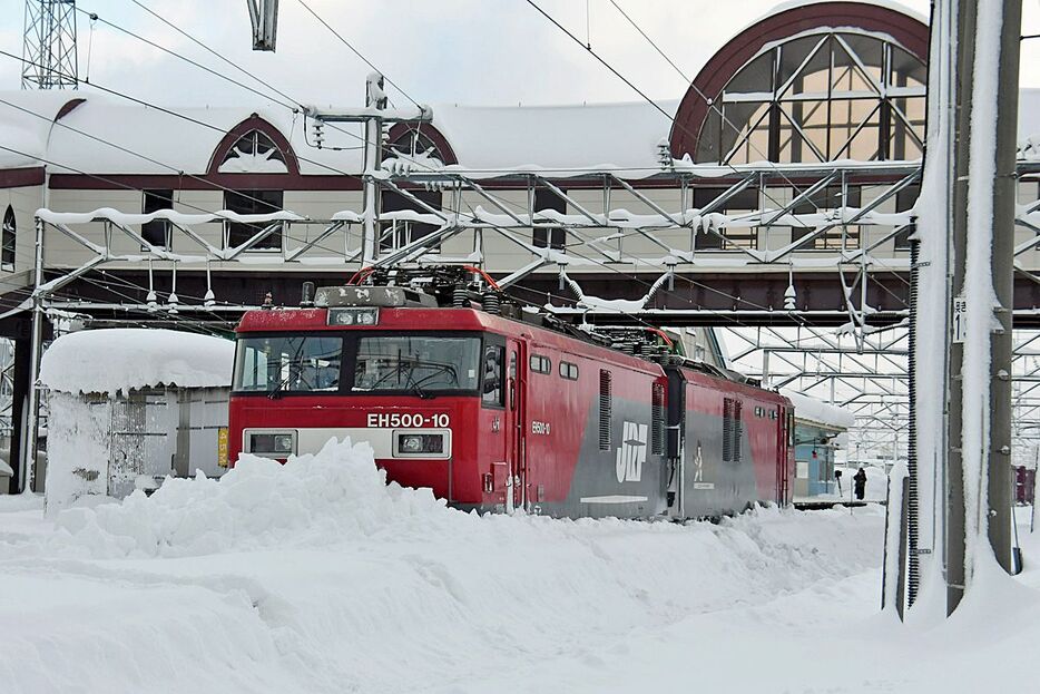 大雪の影響で脱線し、立ち往生している貨物列車の機関車＝30日午前8時半ごろ、青森市の東青森駅