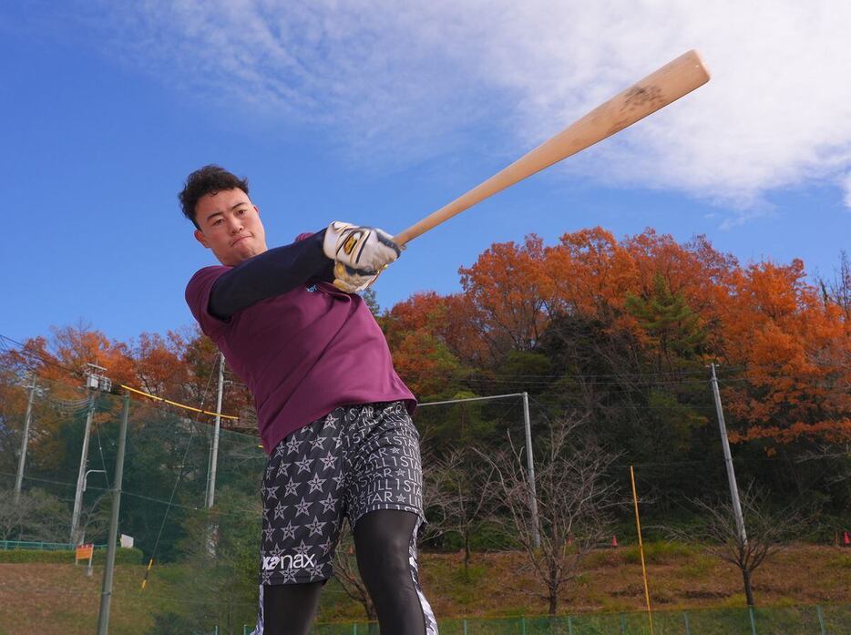 自主トレを公開し、豪快なスイングを披露する阪神D5位・佐野大陽＝中部大学グラウンド（撮影・松永渉平）