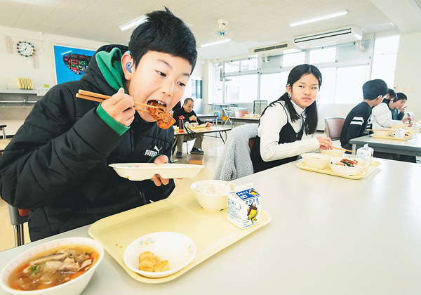 愛知のみそカツをおいしそうに頬張り、笑顔がこぼれた（松江市で）