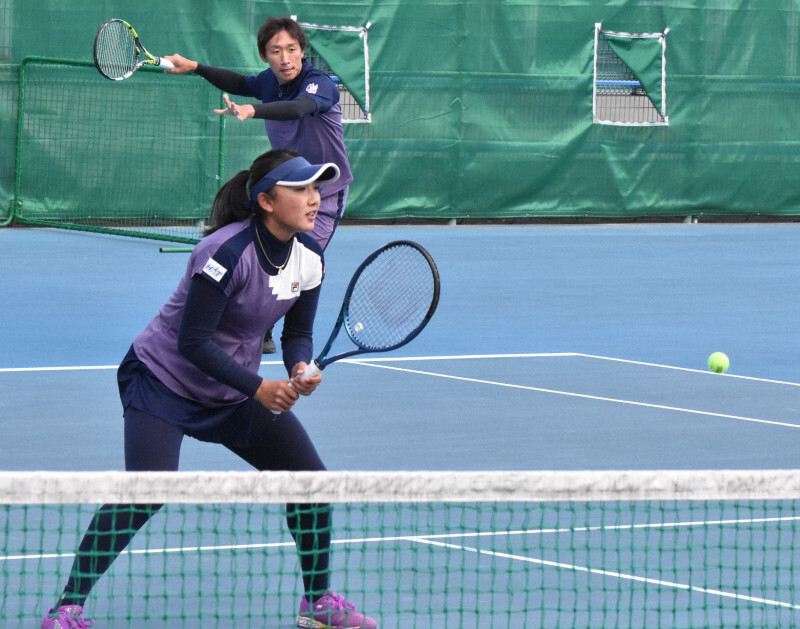 息の合ったプレーで観客を沸かせる選手たち＝松山市の愛媛県総合運動公園で2024年12月19日、杉本修作撮影