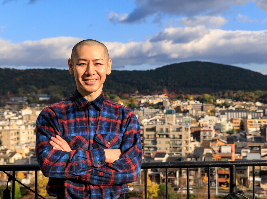 京都の五条河原町にある「マールカフェ」のテラス席から清水寺がある音羽山を背に