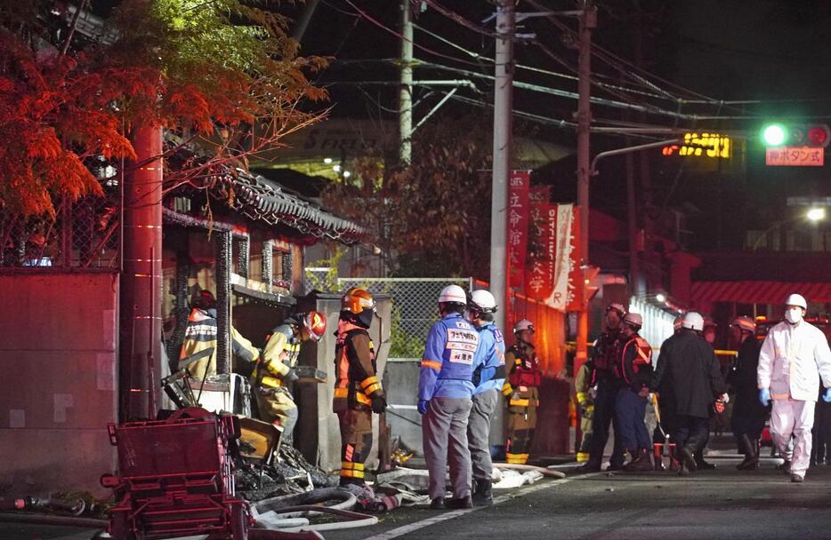 静岡県富士市の建物火災の現場付近＝26日午後9時50分ごろ