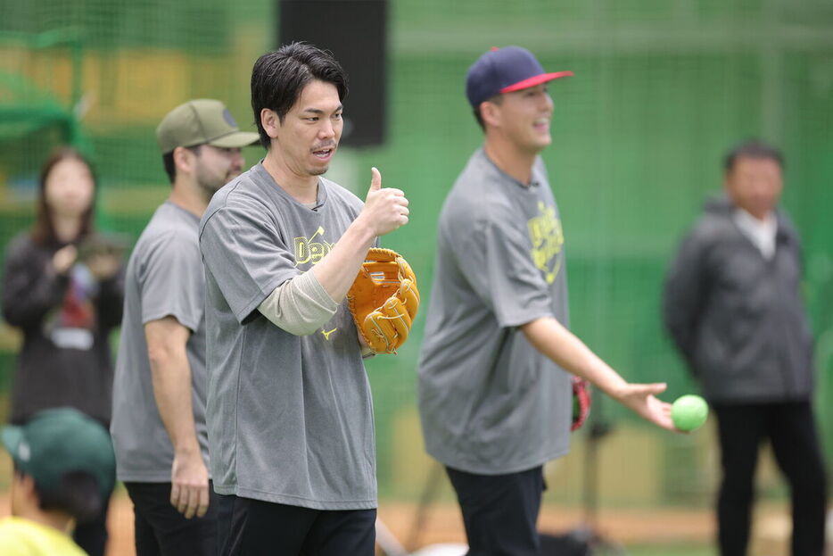 野球未経験の子ども対象の野球教室に参加した前田健太とラーズ・ヌートバー