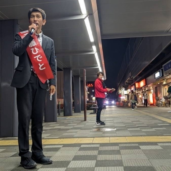 街頭演説に臨む斎藤氏。“１年生議員”のストーリーはまだ始まったばかりだ。写真：本人提供