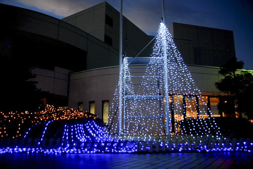 【冬の夜を彩るイルミネーション＝亀山市東御幸町の市文化会館で】