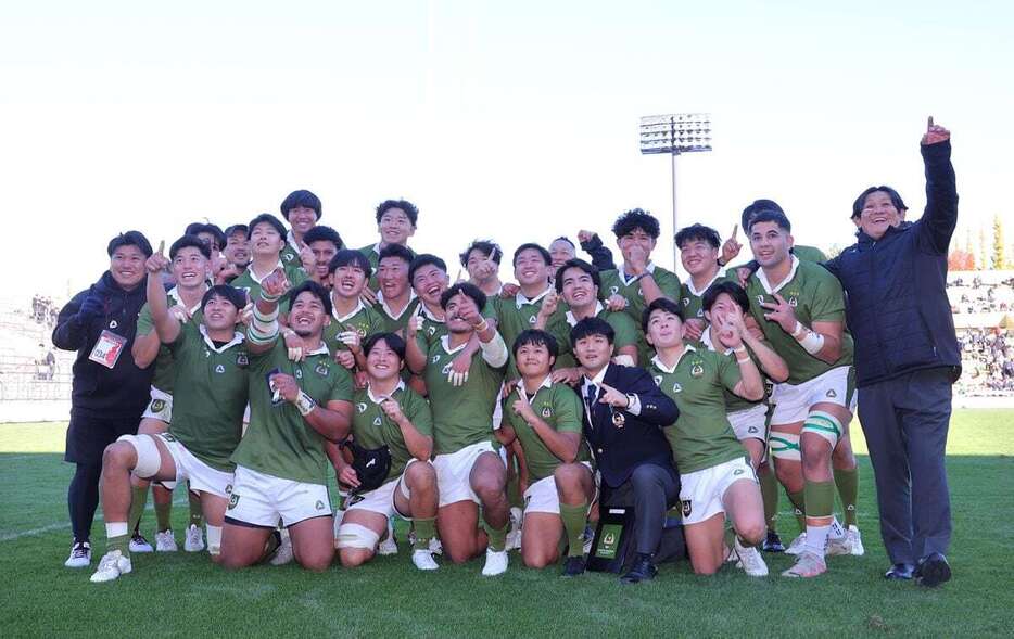 関東大学リーグ戦で優勝し、写真撮影に臨む大東大の選手たち。右端は酒井宏之監督＝秩父宮ラグビー場（撮影・福島範和）