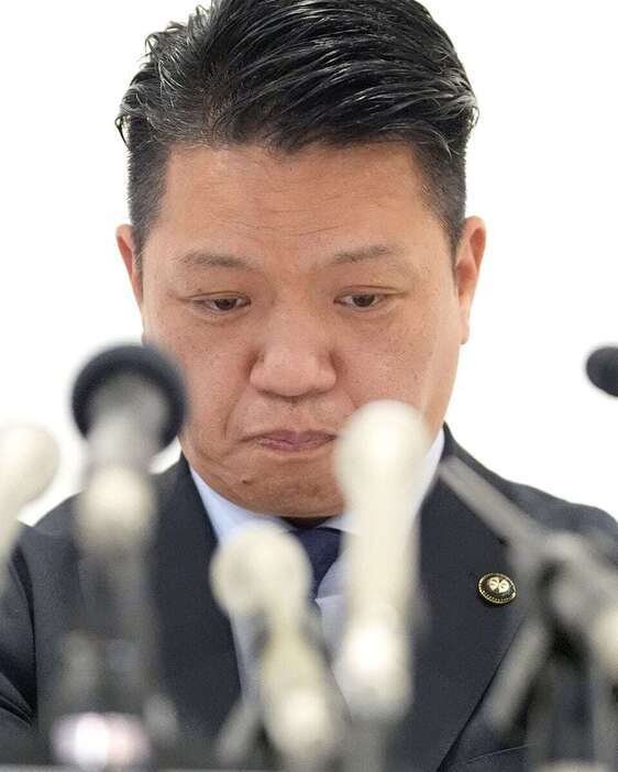 記者会見する大阪府岸和田市の永野耕平市長＝24日午後、大阪府岸和田市（沢野貴信撮影）