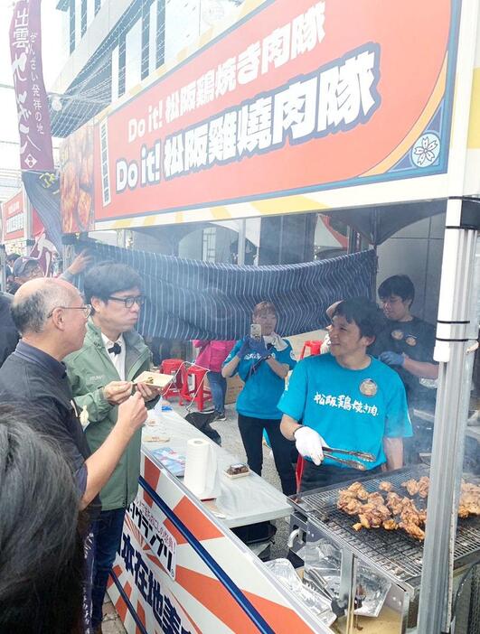 左後方に順番待ちの列が続くDo　it！　松阪鶏焼き肉隊の屋台＝いずれも台湾・高雄市で