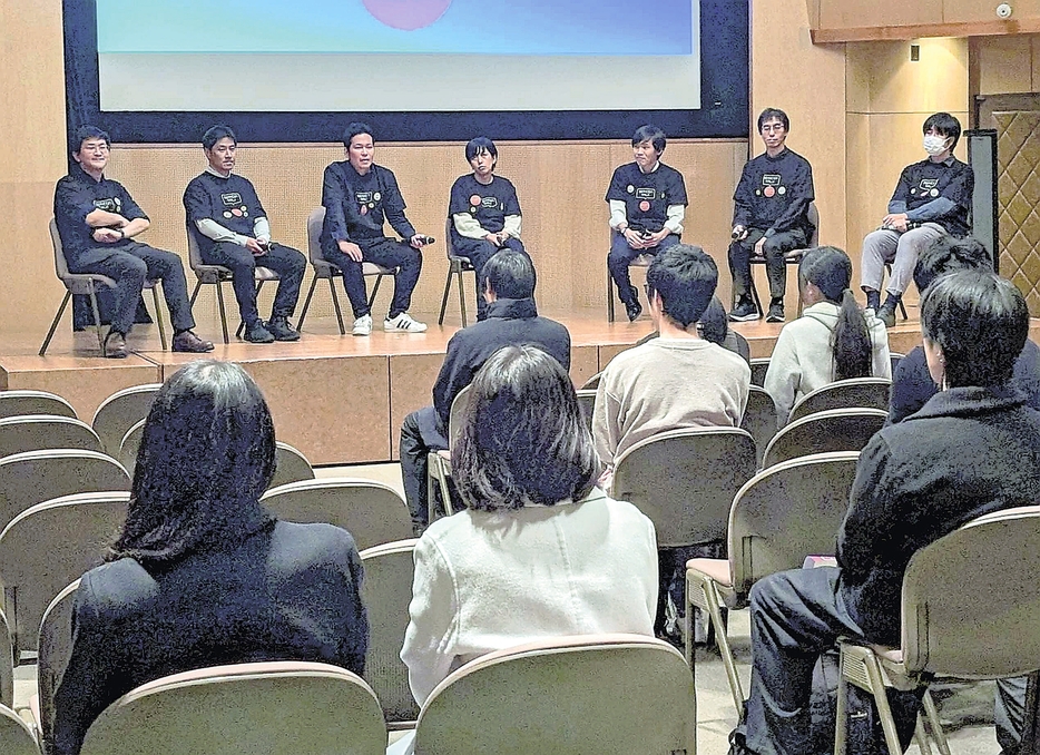 イベントで学生らを前に、半導体産業の魅力を説明するエンジニアら（壇上）（16日、神戸市で）