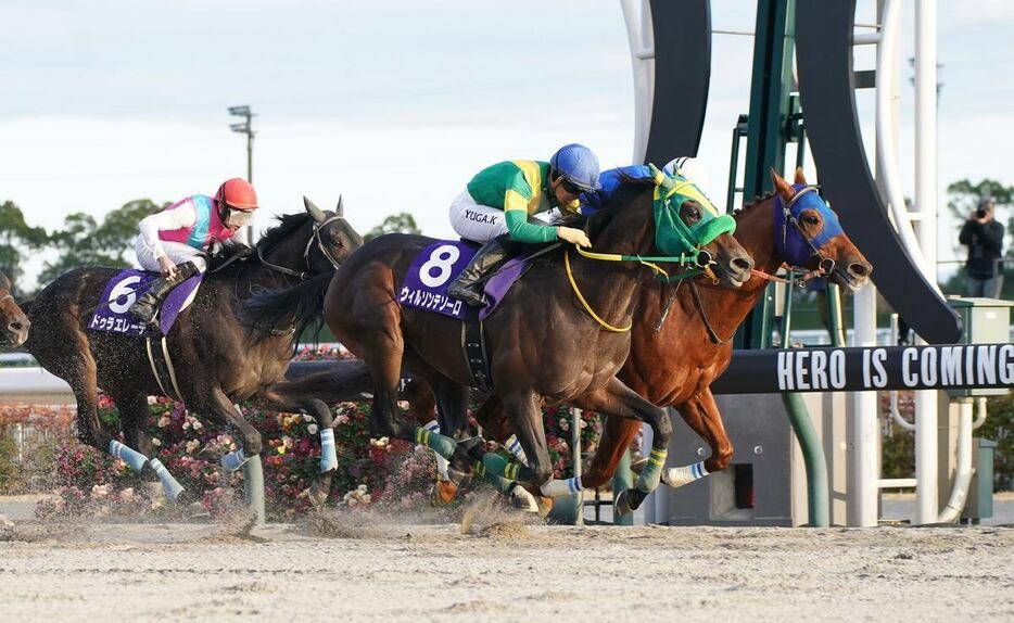 最内から3着に食い込んだドゥラエレーデ（左）＝中京競馬場(撮影・岩川晋也)