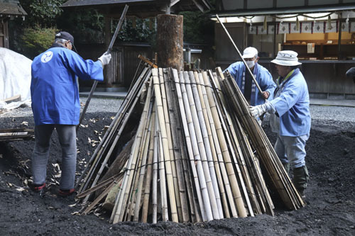 【大かがり火の準備をする氏子総代ら＝菰野町菰野の廣幡神社で】