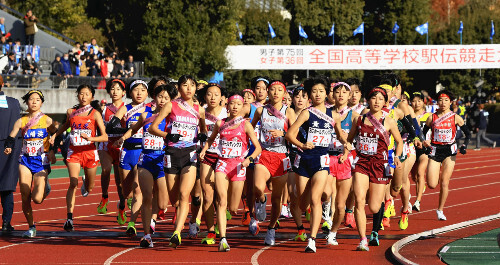 一斉にスタートする選手たち（２２日、たけびしスタジアム京都で）＝川崎公太撮影