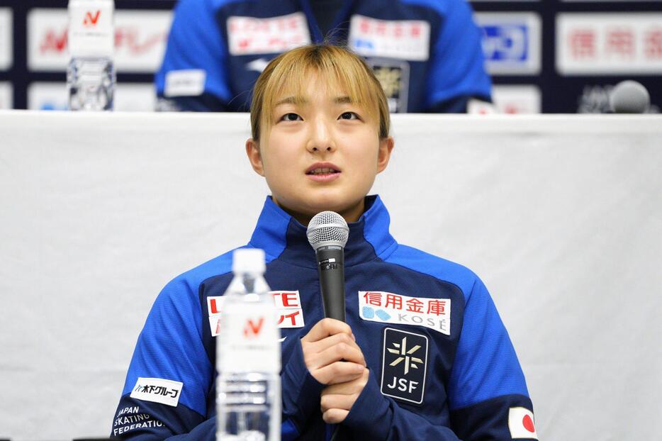 フィギュアスケートの世界選手権代表に選ばれ、記者会見する坂本花織＝23日、大阪府門真市