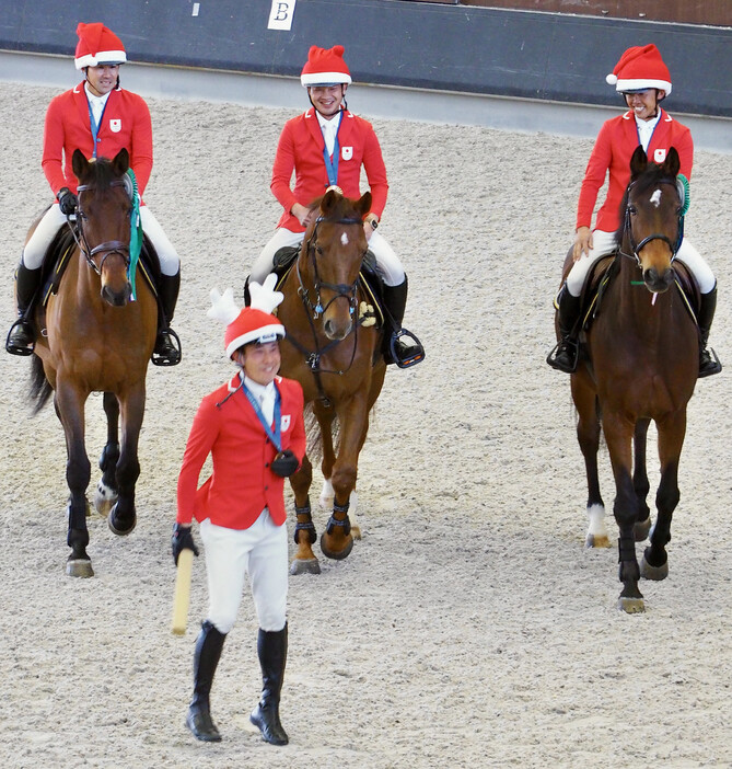 パリ五輪の総合馬術団体で日本に歴史的な銅メダルをもたらした「初老ジャパン」のメンバーとファンとの交流イベントが２１日、東京・馬事公苑で行われた。