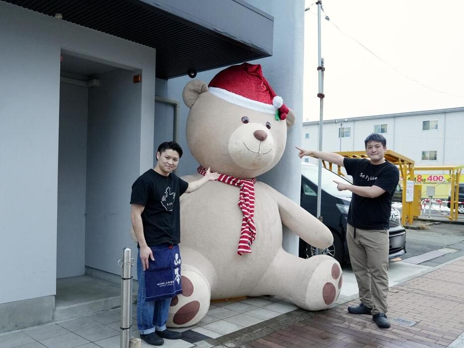 「有楽町を明るくできれば」と話す「比内地鶏串 ソリレス」店主の中島康博さん（右）とスタッフ