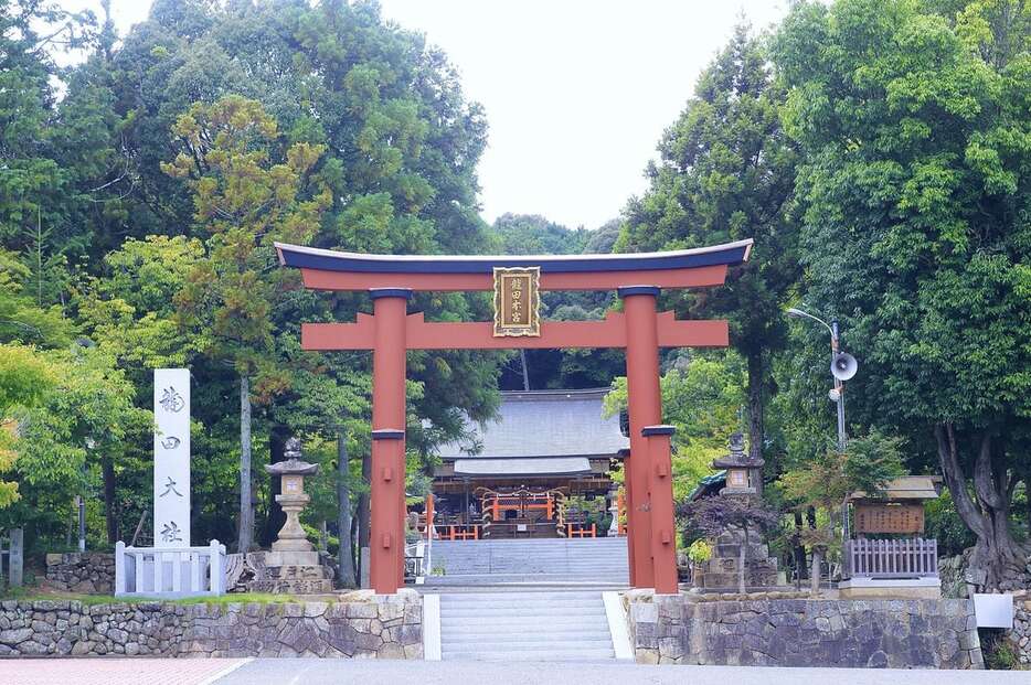 龍田古道に位置する龍田大社＝奈良県三郷町（日本遺産「龍田古道・亀の瀬」推進協議会提供）