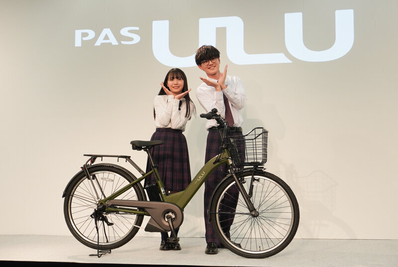 ヤマハの通学モデルの新型電動アシスト自転車『PAS ULU』と、CMキャラクターの稲垣来泉さん、小田推真さん