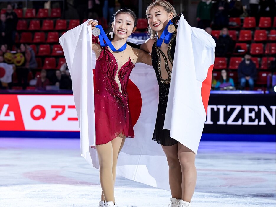 GPファイナルで2位となった千葉百音（左）と3位の坂本花織 photograph by Getty Images