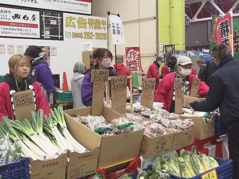 年末の買い物客でにぎわう「柳ケ瀬生鮮市場祭り」＝１５日、旧岐阜高島屋前、岐阜市