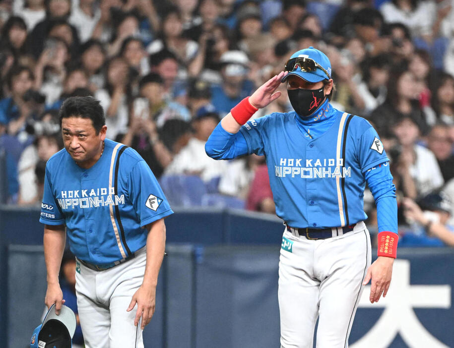 日本ハム新庄監督（右）と林孝哉ヘッドコーチ