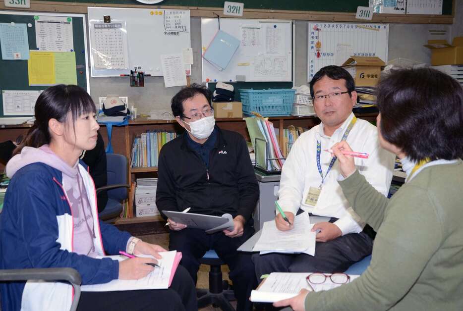 自分たちの研究課題について意見を交わす教員たち＝薩摩川内市の川内南中学校