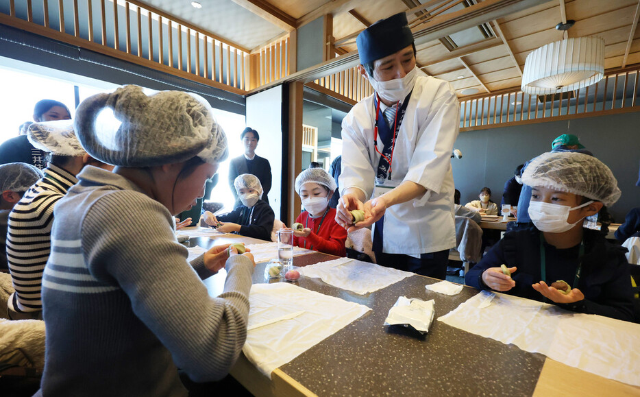 銀座の伝統文化を体験するイベントで、和菓子作りに挑戦する子どもたち＝２７日、東京都中央区