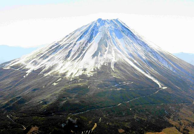 富士山=2020年2月23日、朝日新聞社ヘリから、迫和義撮影