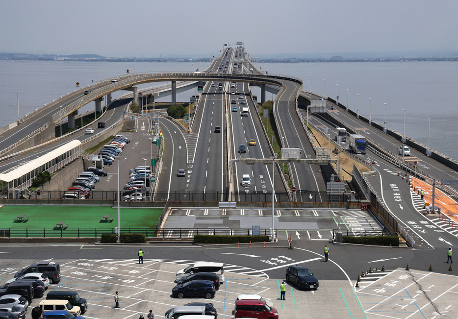 東京湾アクアライン。手前は海ほたるパーキングエリアの駐車場＝千葉県木更津市