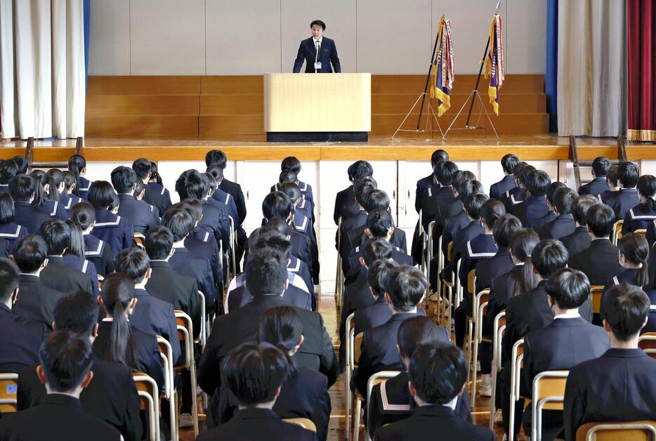 殺傷事件を受け、終業式で生徒らに注意喚起する尾倉中の高宮校長（23日午前、北九州市八幡東区で）