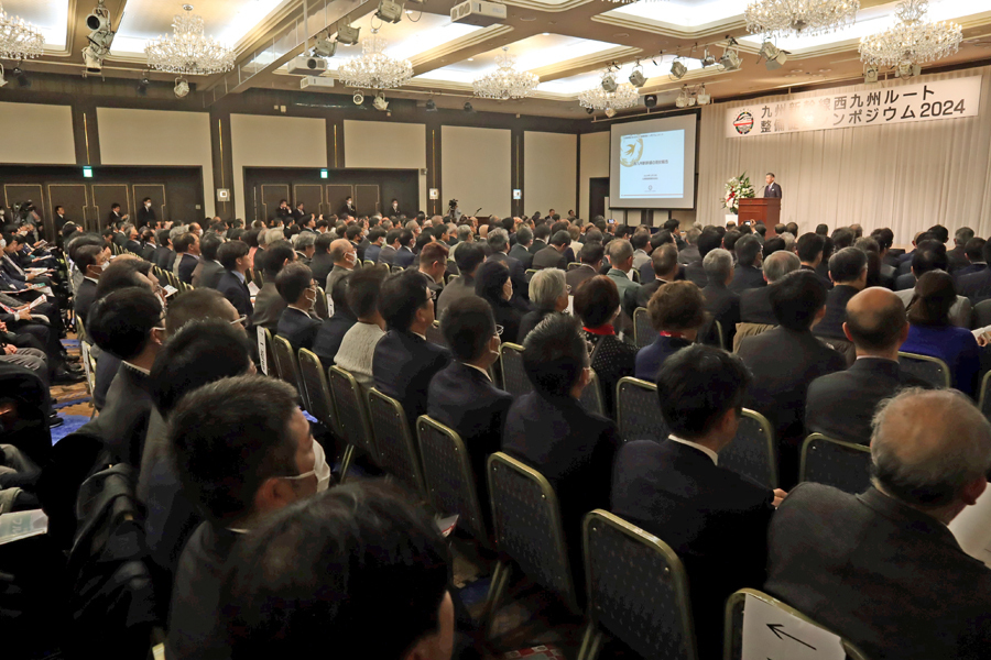 新幹線整備推進に向け約千人が集まったシンポジウム＝長崎市大黒町、ホテルニュー長崎