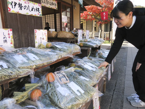 【伊勢地方のしめ縄が並ぶ屋台＝伊勢市宇治中之切町のおかげ横丁で】