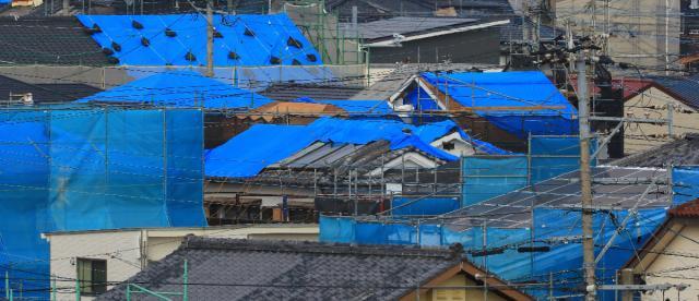 竜巻被害の大きかった宮崎市南部の住宅地。ブルーシートを屋根に張ったまま越年する家が見られた＝３０日午前