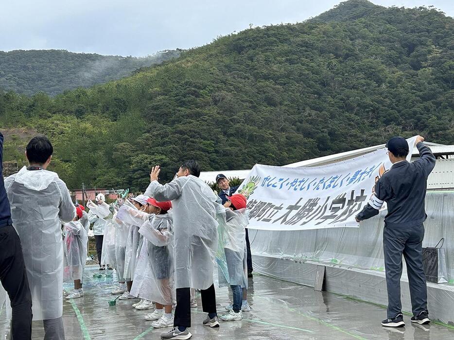 最後に横断幕の前でドローンで記念撮影した