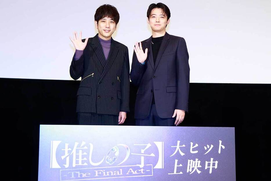 舞台あいさつに登壇した二宮和也（左）と櫻井海音【写真：ENCOUNT編集部】