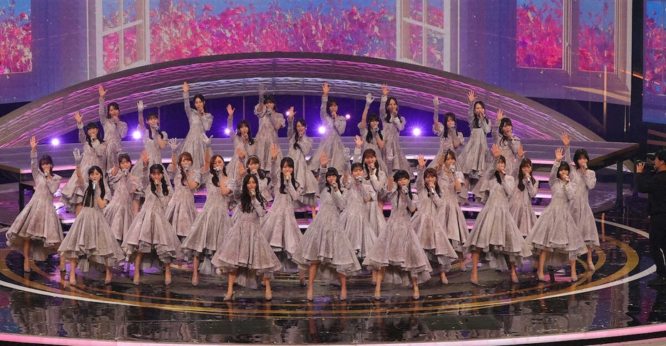 ＜第75回NHK紅白歌合戦＞熱唱する乃木坂46（撮影・藤山　由理）