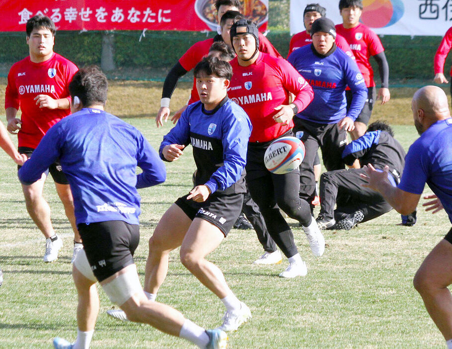 ３月の負傷から復帰した静岡ブルーレヴズの司令塔・家村（中央＝カメラ・里見　祐司）