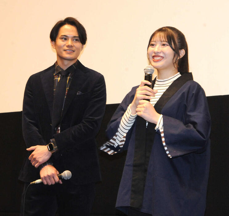 ふるさと映画祭で開催された映画「けっこい盆栽」の舞台あいさつに登壇した主演のKLP48行天優莉奈（右）と近藤雄介（撮影・松尾幸之介）