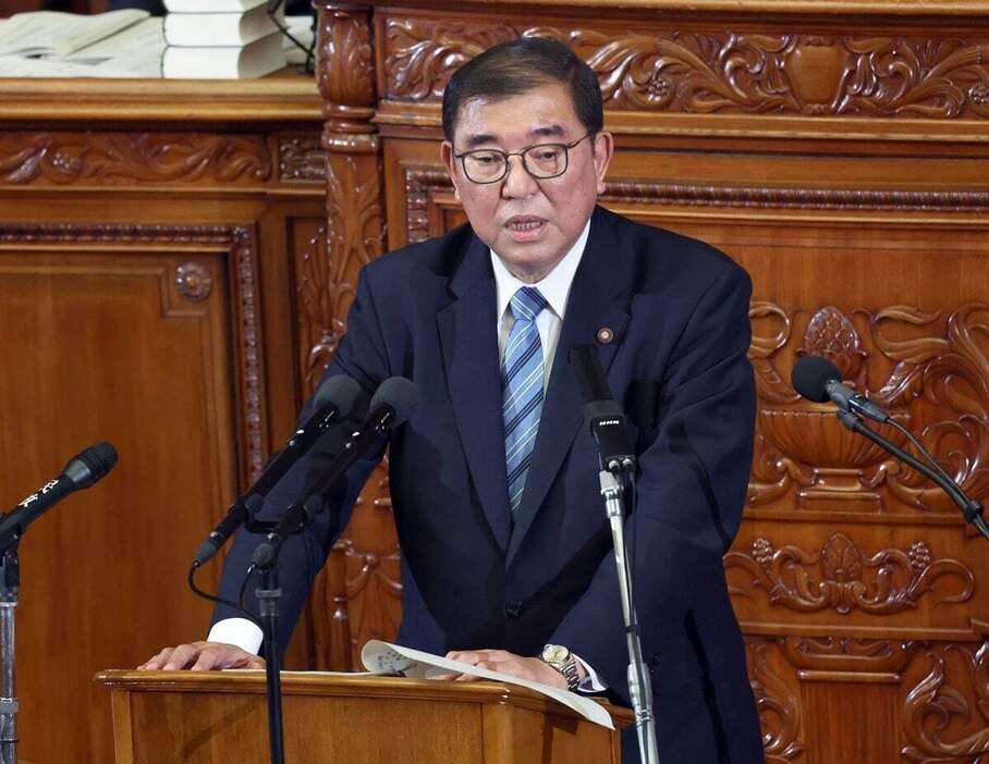 衆院本会議で代表質問に答弁する石破茂首相＝2日午後、国会・衆院本会議場（春名中撮影）