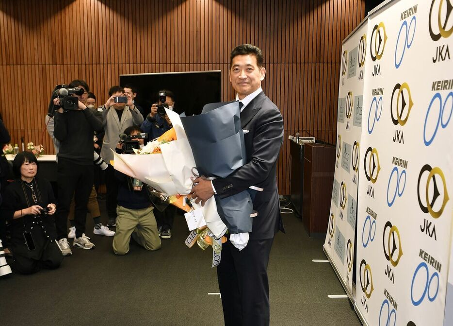 花束を手にほほ笑む神山＝東京都内