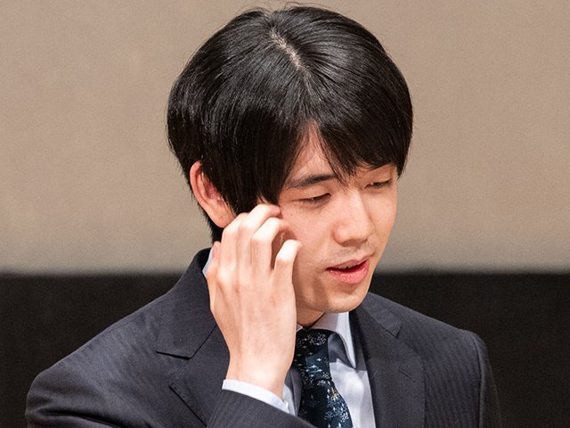 2024年も鮮烈な将棋を見せた藤井聡太竜王・名人。世界の将棋好きもその強さに畏敬の念を持っているようだ photograph by Nanae Suzuki