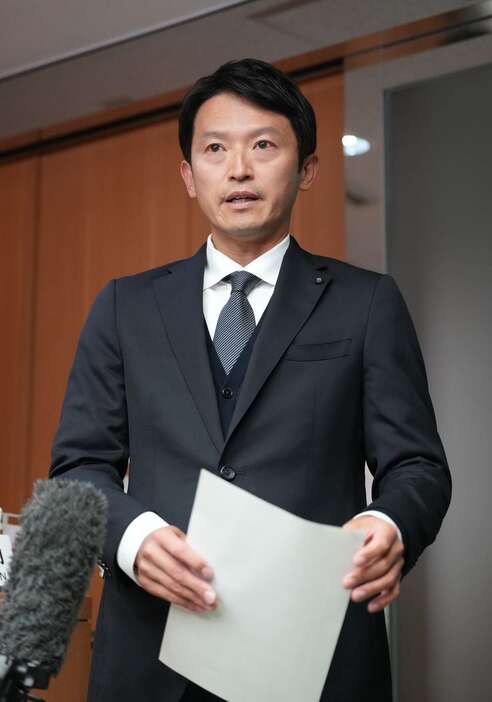 取材に応じる兵庫県の斎藤元彦知事＝2日午後、兵庫県庁（沢野貴信撮影）