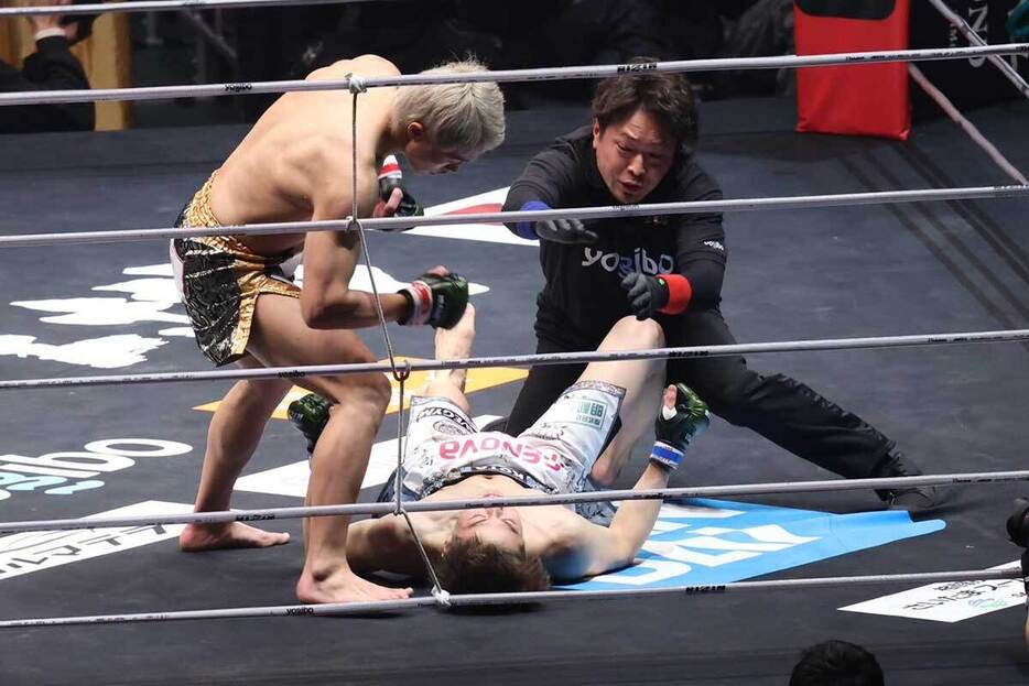 卒倒し、KO負けした三浦孝太（右）【写真：山口比佐夫】