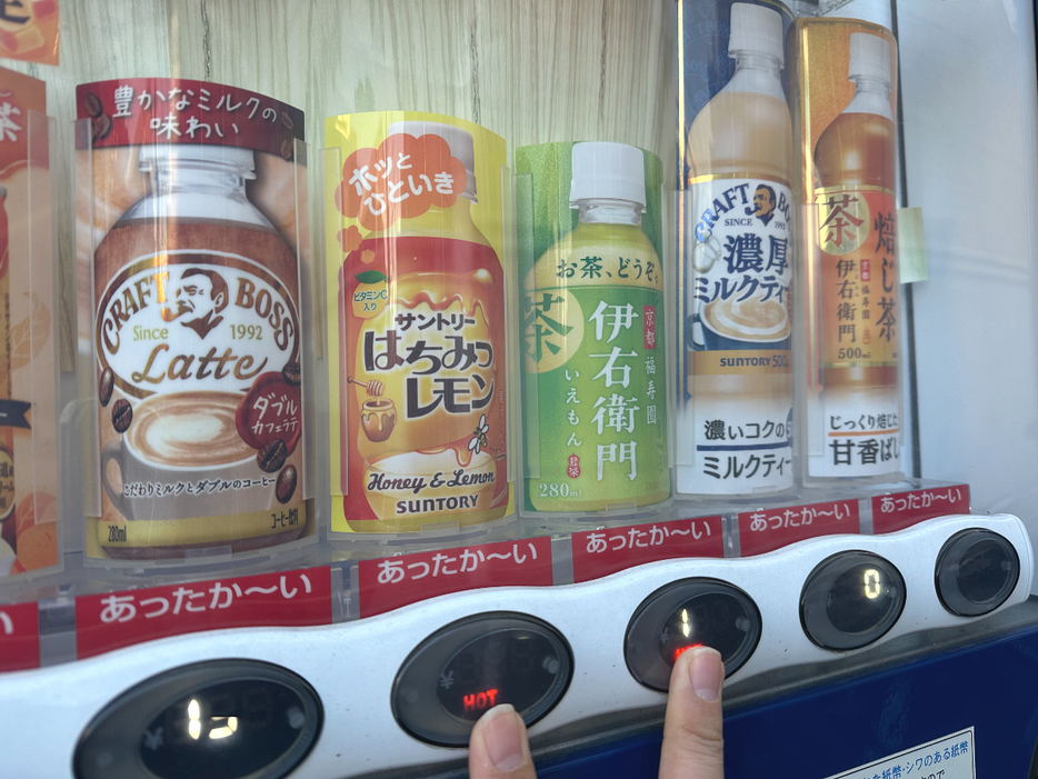 自動販売機で飲み物を買うときに左右のボタンを同時に押すと、左側の商品が出てくる？（画像はイメージ）