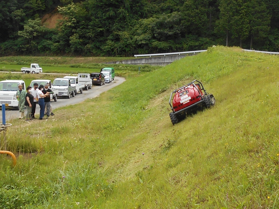 丹波地域で初導入されたラジコン草刈り機＝兵庫県丹波篠山市町ノ田で（2021年）