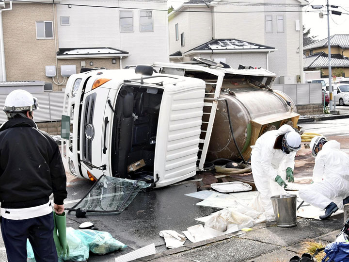 タンクローリーが横転した事故現場＝23日午後0時25分ごろ、須賀川市