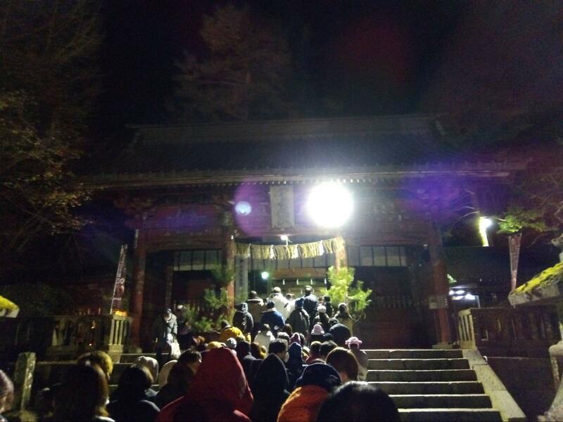 1年の幕開けとともに参拝しようと北口富士浅間（せんげん）神社に列を作る初詣客