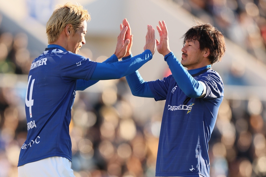 松井（右）は本田（左）へのクロスでW杯南アフリカ大会のゴールを彷彿させるシーンを演出した(C)産経新聞社