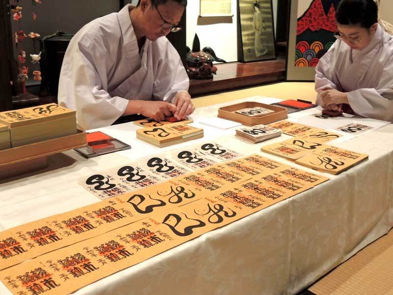 巳年の御朱印符の頒布準備を進める櫻木神社の神職ら＝3日、野田市