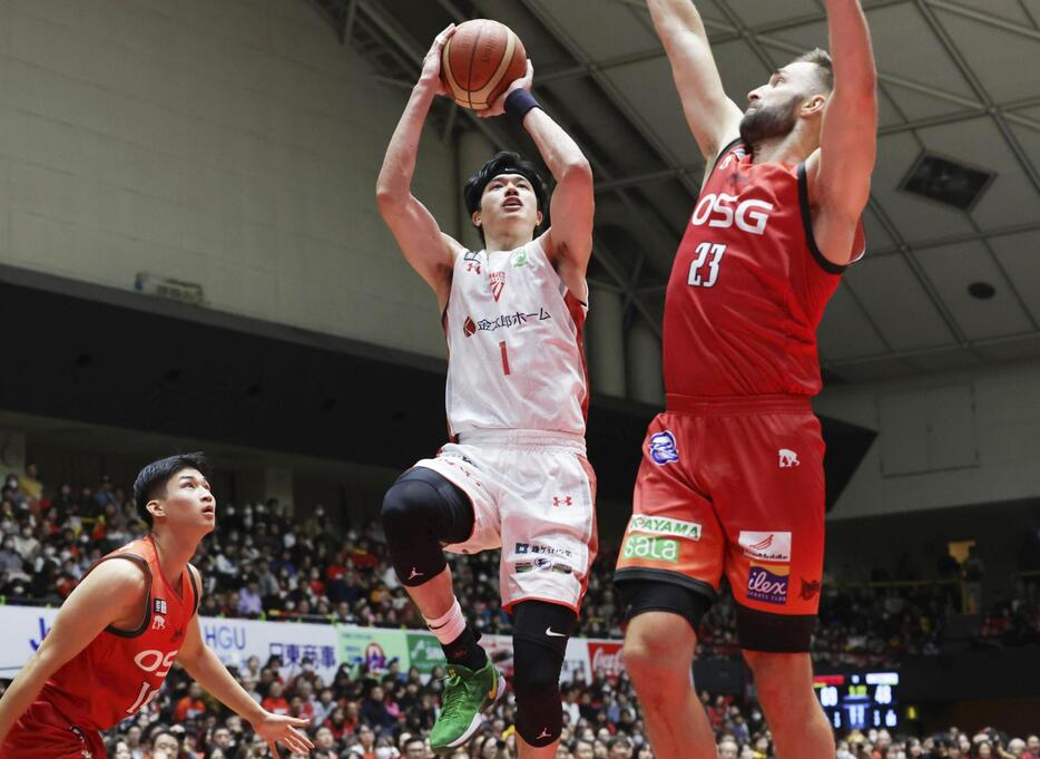 三遠戦でシュートを放つ千葉Jの渡辺（1）＝豊橋市総合体育館（（C）B.LEAGUE）