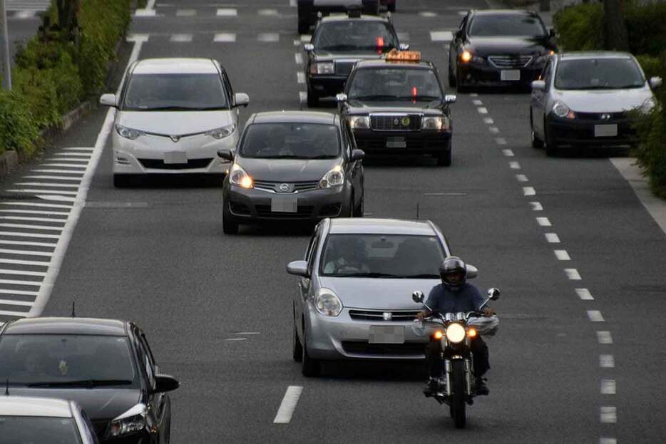 車線変更による事故や接触は、基本的には割り込まれた側にも過失が付く場合がほとんどなので、トラブルを招くことが多い。